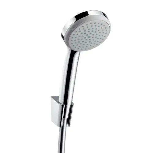 Brausekopf aus Chrom von Hansgrohe, montiert auf einem Halter, mit einem Schlauch für die Wasserzufuhr, geeignet für die Verwendung in Dusche oder Bad.